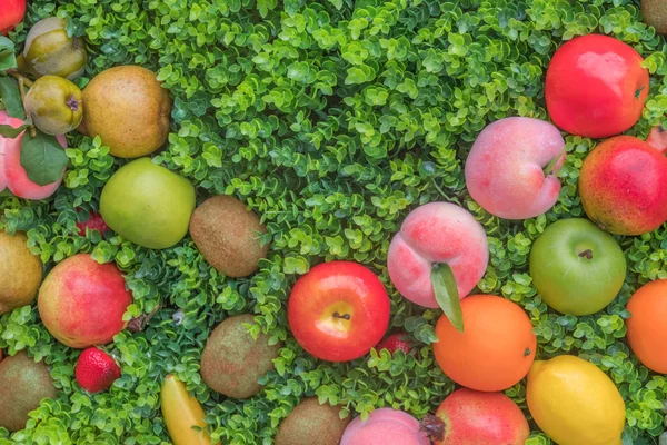 Variedade Frutas Coloridas Grama Verde Fundo — Fotografia de Stock