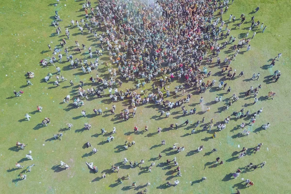 Holly Renkleri Festivali Nde Kişilik Bir Kalabalık Üstten Görünüm — Stok fotoğraf