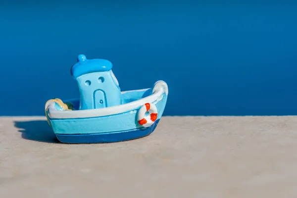 蓝色小纪念品玩具船对海 — 图库照片