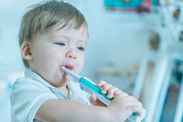Sevimli Küçük Mavi Gözlü Sarışın Çocuk Diş Fırçası Ile Dişlerini — Stok fotoğraf