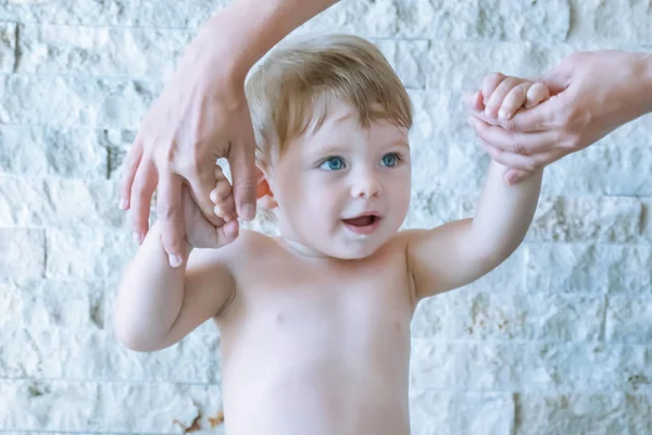 Aranyos Kék Szemű Kisfiú Hogy Első Lépéseket Anya Segítségével Tónusú — Stock Fotó