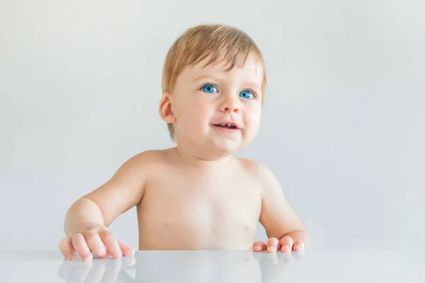 Bébé Garçon Blond Souriant Aux Yeux Bleus Assis Table — Photo