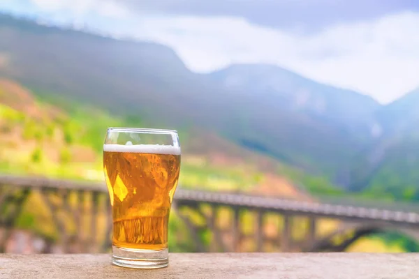 Glas Bier Aan Rand Van Leuning — Stockfoto
