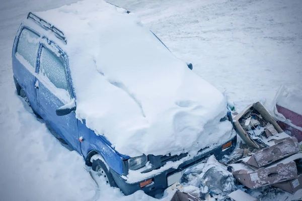 車の上から見るは ゴミ箱の近くに雪で覆われています トーン — ストック写真
