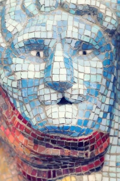 美丽的旧抽象陶瓷马赛克的细节与蓝的脸的形象 — 图库照片