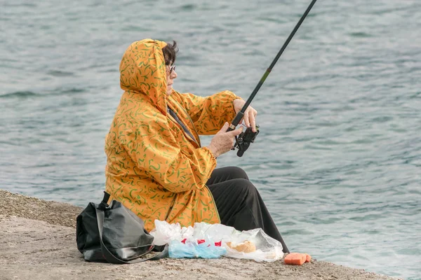 Kotor Montenegró Április 2017 Egy Sárga Kabát Horgászbottal Halászati Parttól — Stock Fotó