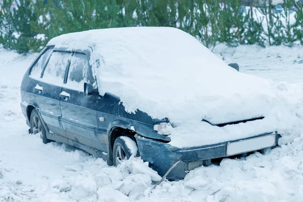 ブリザードでは雪で覆われている車 — ストック写真