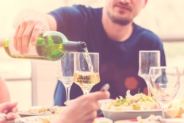 Hombre Vierte Vino Una Botella Vaso Luz Del Sol — Foto de Stock