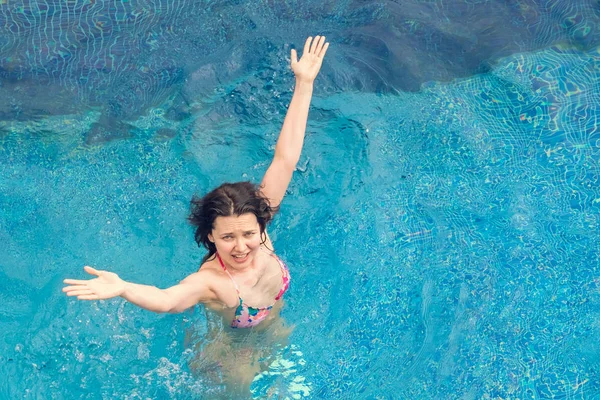 Havuzda Yüzen Esmer Kadın — Stok fotoğraf
