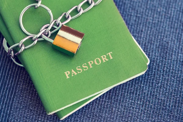 Zielony Paszport Owinięte Łańcuch Złoty Zamek Tle Niebieski Włókienniczych — Zdjęcie stockowe