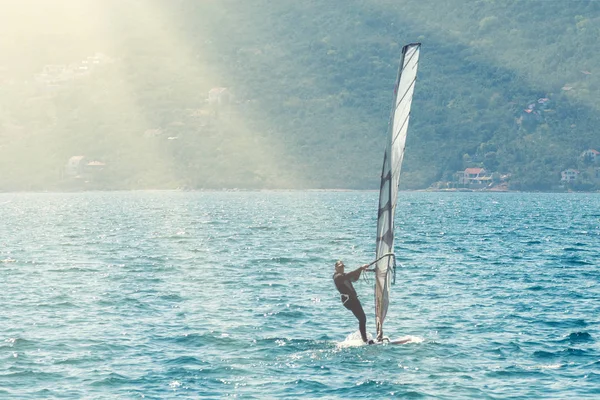 Herceg Novi Montenegro Mai 2017 Windsurfen Segeln Mann Reitet Windsurf — Stockfoto