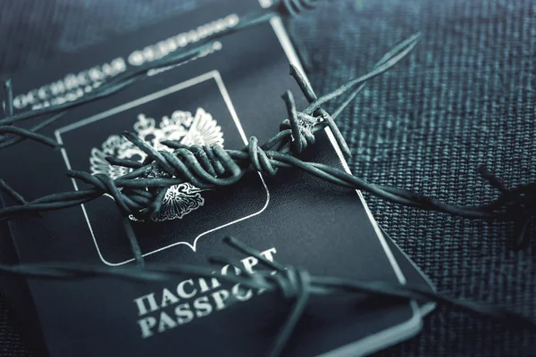 Paszport Rosyjski Owinięte Drutem Kolczastym Tło Włókienniczych Stonowanych — Zdjęcie stockowe