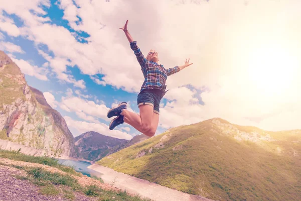 Женщина Шортах Клетчатой Рубашке Прыгает Горы — стоковое фото