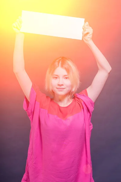 Tiener Van Het Blonde Meisje Een Rode Blouse Houden Boven — Stockfoto