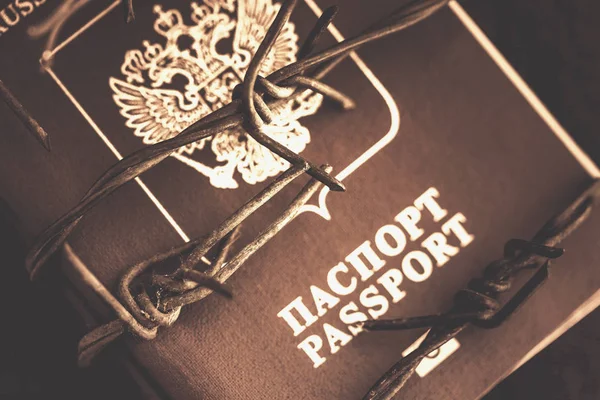 Paszport Rosyjski Owinięte Drutem Kolczastym Stonowanych — Zdjęcie stockowe