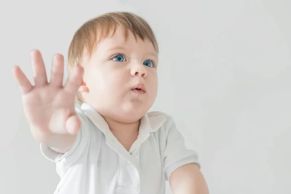 Portrait Blonde Baby Boy Blue Eyes Showing Palm His Hand — Stock Photo, Image