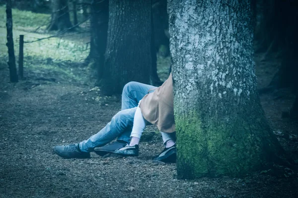 Couple Amoureux Embrassant Derrière Tronc Arbre Dans Forêt — Photo