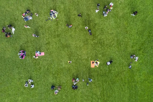 Veduta Aerea Della Gente Sta Riposando Sul Prato Nel Parco — Foto Stock