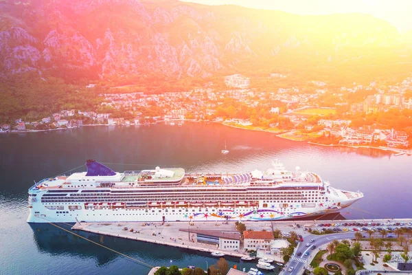 Gran Crucero Cerca Del Muelle Luz Del Sol Vista Superior —  Fotos de Stock