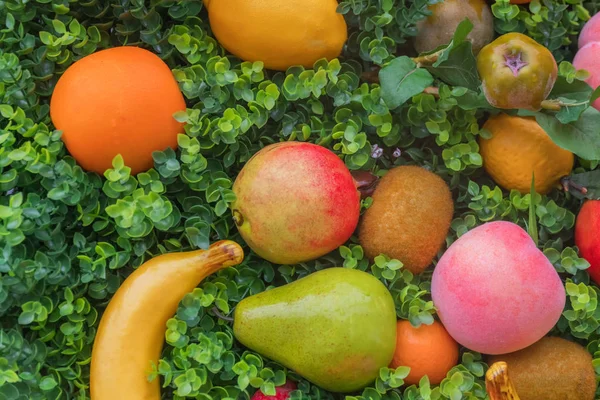 Mischung Aus Bunten Früchten Auf Grünem Gras Hintergrund — Stockfoto