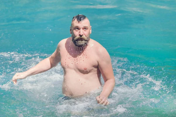 Hombre Barbudo Mojado Piscina — Foto de Stock