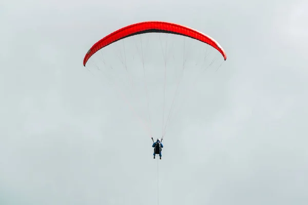 Röd Paraglider Flygning — Stockfoto