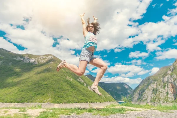 Ευτυχισμένη Μελαχρινή Γυναίκα Γυαλιά Ηλίου Πηδώντας Πάνω Στα Βουνά — Φωτογραφία Αρχείου