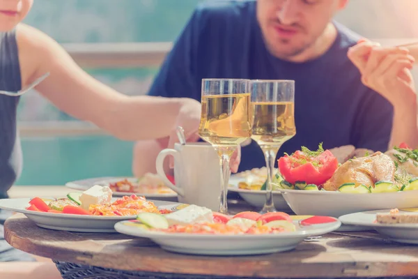 Grupo Personas Están Comiendo Bebiendo Vino Terraza Bajo Sol — Foto de Stock