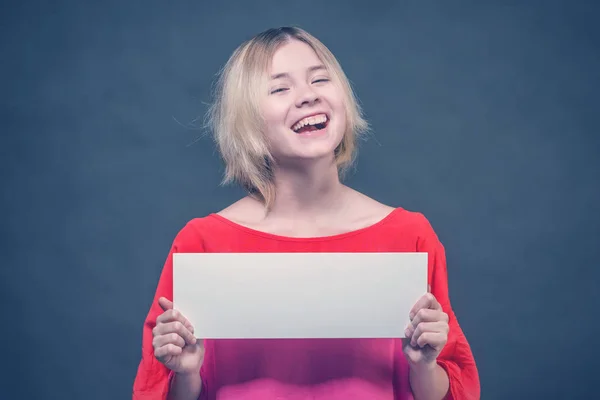 Allegra Ragazza Bionda Adolescente Una Camicetta Rossa Che Tiene Poster — Foto Stock