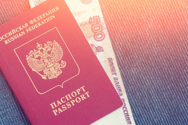500 Rubli Paszport Rosyjski Tle Niebieski Włókienniczych Słońcu Stonowanych — Zdjęcie stockowe