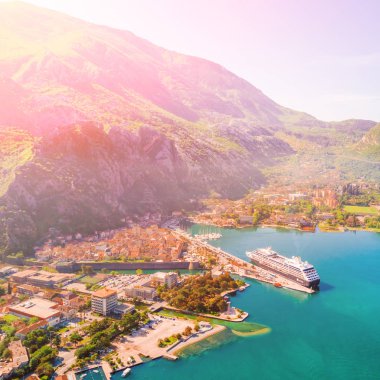 Dağlar ve güneş altında iskelede bir cruise liner eski Avrupa kenti
