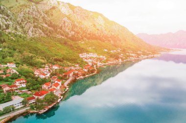 Gün batımında deniz kenarında Dağları'nın eteklerinde güzel şehrin panoramik görünüm