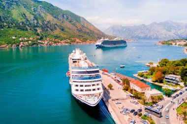 Deniz cruise gömlekleri iskele ve dağlarda bir eski şehir yakınında