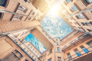  Tipik bahçede de güneş ışığı. St. Petersburg, Rusya Federasyonu