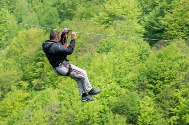 Zabljak, Karadağ, 5 Mayıs 2017: ip yolda hanging Man