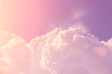 Güneş ışığı altında arka plan beyaz kabarık bulut