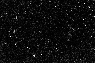 Siyah bir zemin üzerine beyaz kar taneleri. İzole