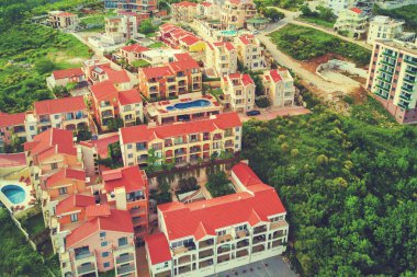 Havuzlu evlerin üstten görünüm