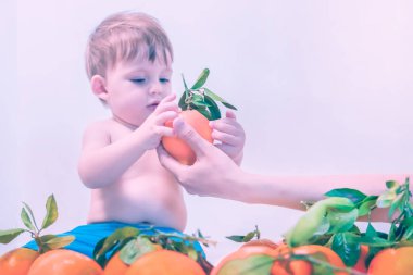 Şirin sarışın bebek çocuk turuncu annesinin elinden alır. Tonda