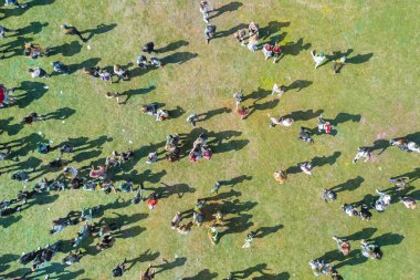 Holi renkleri Festivali sırasında insanlar dron görüntülemek