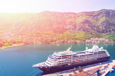 Büyük cruise liner yakınındaki dağlarda güneş, en iyi görünüm güzel bir şehirde