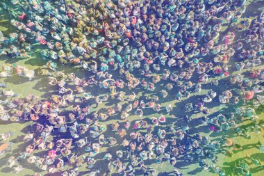 Holi renkli Festival sırasında toz boyalar atma insanlar kalabalık üstten görünüm