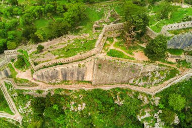 Eski yıkık taş duvar dağlarda, üstten görünüm