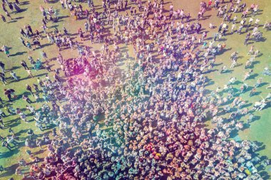 İnsanlar yükseklikten Holi renkli Festival süresince görüntülemek