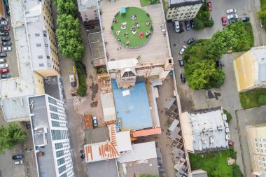 Bir çatı terası ile bina çok katlı havadan görünümü