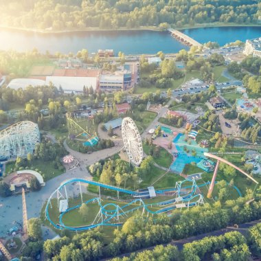 Lunapark treni güneş ışığı altında bir dönme dolap ile havadan görünümü