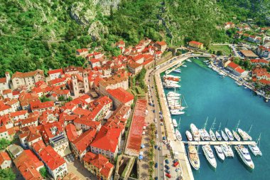 Yat, en iyi görünüm için bir yatak ile eski Avrupa şehri