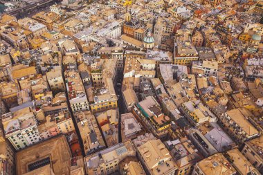 Yukarıdan Cenova sokaklarında doğal görünümünü