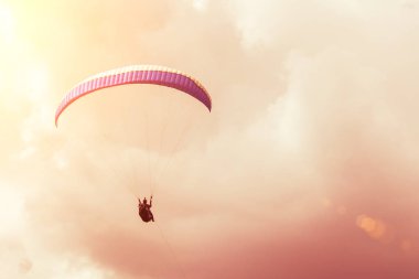 Yamaç paraşütü günbatımı gökyüzünde. Tonda