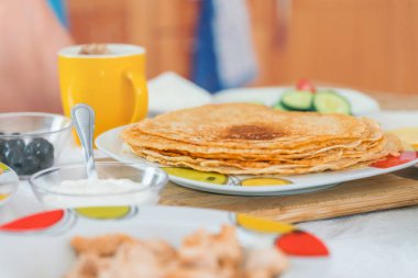 Çay masada krep ile